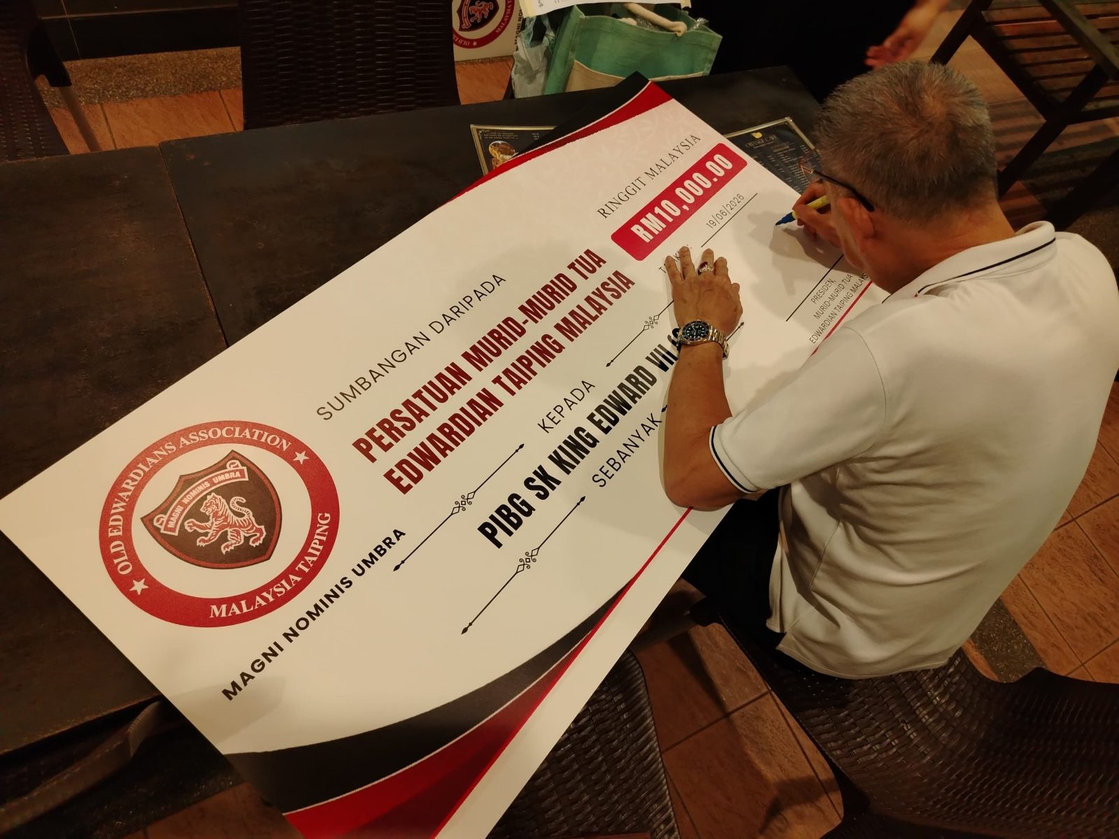 Signing the RM10,000 contribution to PIBG SK King Edward VII (2), 19 June 2026