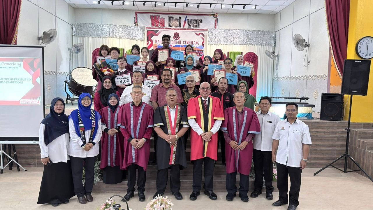 Committee and students at the Majlis Anugerah Cemerlang, 19 June 2026